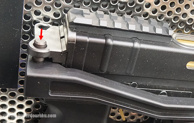 基部上のリリースボタン