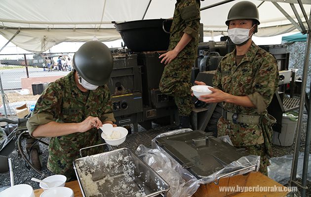 野外炊具1号でカレーの炊き出し