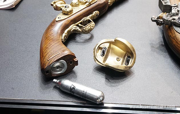 CO2はグリップにセット