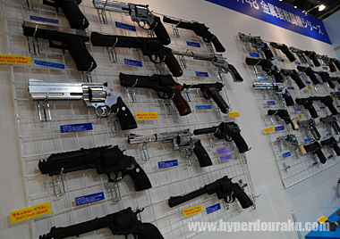 ブースの壁面には大量のトイガン