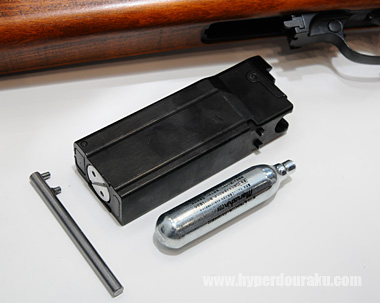 12gの炭酸ガスボンベをセット