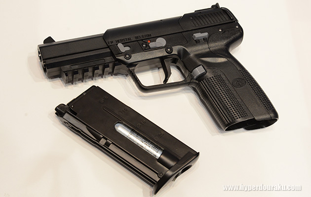 マガジン内にCO2ボンベを装填