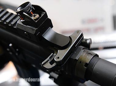 チャージングハンドル