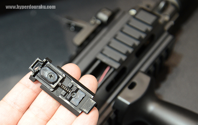 ハンドガードレール右側面のレールパーツ