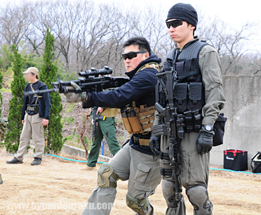 バディの脇をすり抜けて数メートル先のスチールプレートに射撃