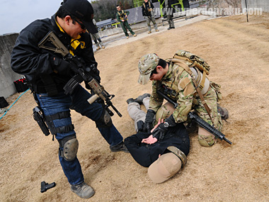 訓練生に取り押さえられて武装解除