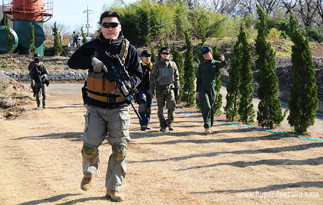 視察に赴く護衛対象をいかに安全に導くか