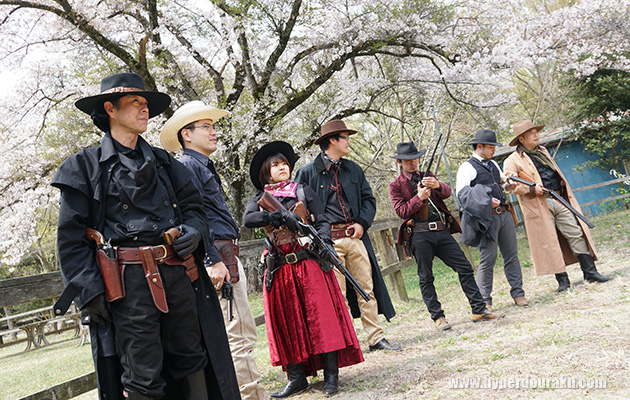 モデルガンによる撃ち合い