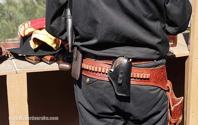 ベルトに刺したり