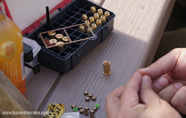 モデルガンに火薬