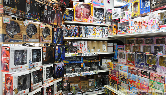 フィギュア関連商品も多い