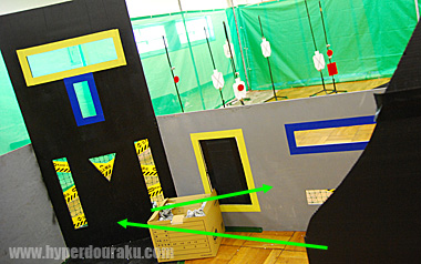 カラーボールの色と同じ色の窓枠から