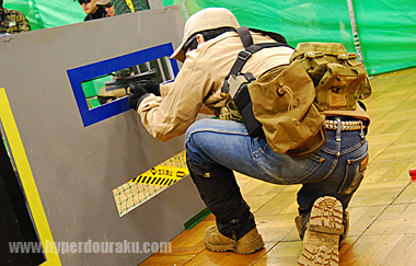 右横のグレーの障害物へ移動