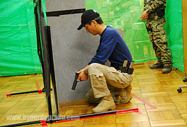 ハンドガンナーは車の裏でスタンバイ