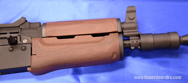 ハンドガードはプラ製