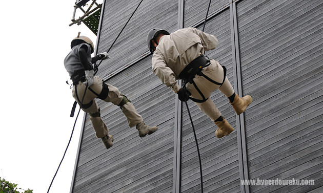 壁をポーン蹴って降下する「ハング」