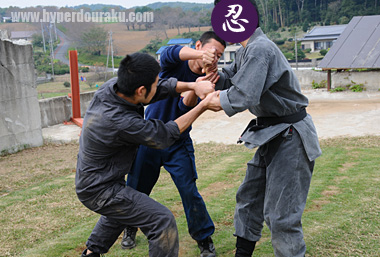 二人ががりで掴みかかってもあら不思議