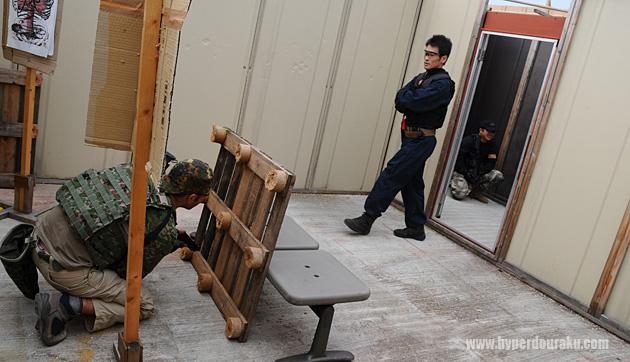 敵がバリケード裏に潜んでいる