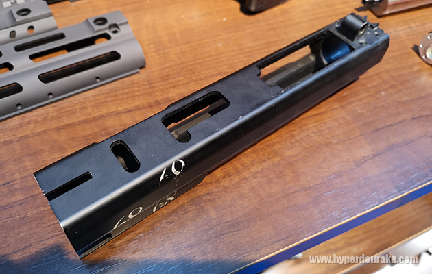 下から見たアッパーレシーバー