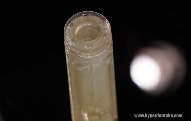 ピストンには給排気孔