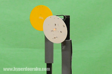 ターゲットの裏側には音感センサー