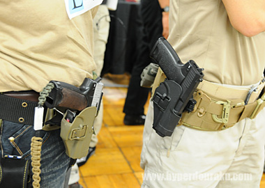 タクティカルホルスターを使用するシューター