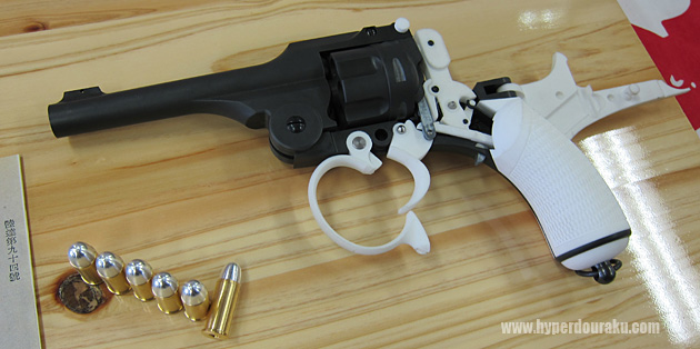 サイドプレートがパカリと開く