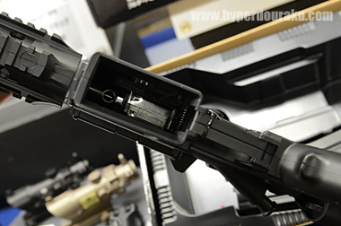 メカボックスは独自サイズのポリカーボネイト製