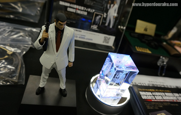 デューク東郷のフィギュアや死神が刻まれた3Dクリスタルのセット