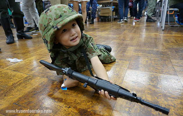 チビッコが89式小銃を持って匍匐前進