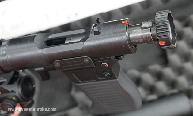 ボルトノブを90度回してロック解除