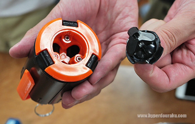 底蓋を開けてBB弾を流し込む