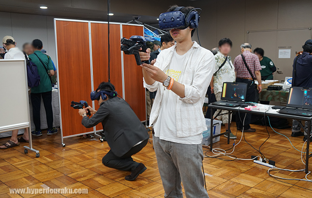 VRゴーグルとヘッドセットを装着