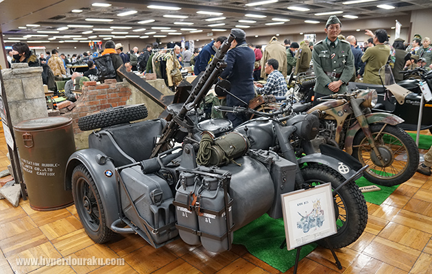 軍用バイクの展示