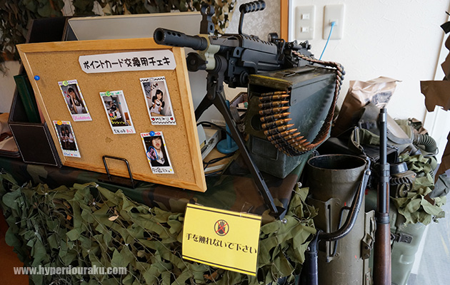 ミリタリーグッズやトイガンがディスプレイ