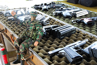 今回撃つ銃がテーブルに広げられる