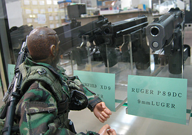 ワールドガン　店内　ショーウインドウ