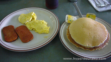 スパイシースパムとスクランブルエッグにパンケーキ