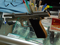 ショーケースの上にさりげなく拳銃