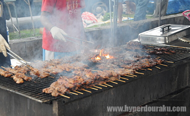 大量のバーベキューが焼かれて