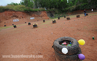古タイヤにターゲットとなる風船