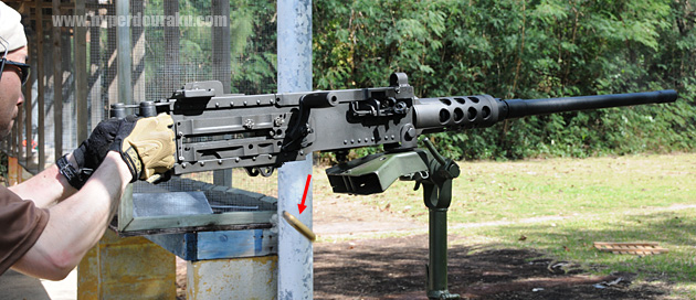 重低音とともに弾丸が発射