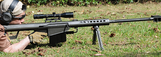 狙いを定めてバレットM82を撃つ