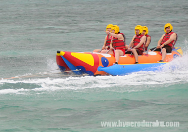 バナナボートで遊ぶ観光客