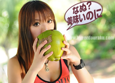 ココナッツの中身をガジガジ