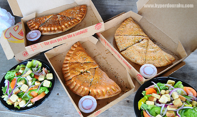 サラダとパイ包みのピザ