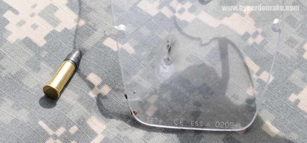 2mm厚のポリカーボネイトレンズなどは楽々貫通