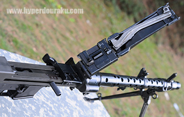 フィードカバーをガチャリと開け