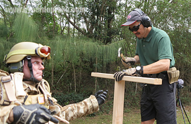 木材に釘を打ち付けターゲットを作る