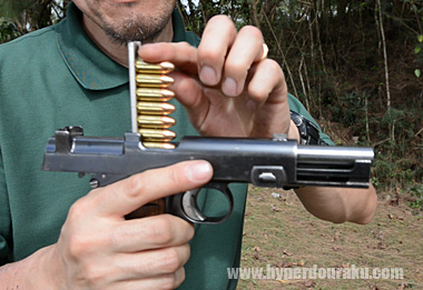 チャンバー上部からガイドを使用して弾を押し込み装填